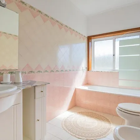 Private Gardened House - 5min From The 펜션