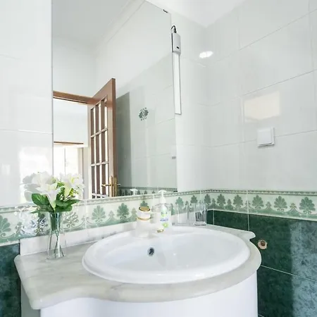 펜션 Private Gardened House - 5min From The *