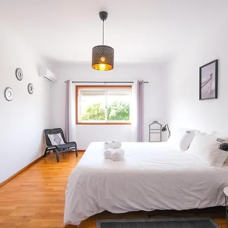 Private Gardened House - 5min From The 펜션