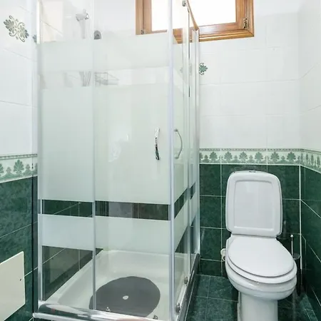 펜션 Private Gardened House - 5min From The *