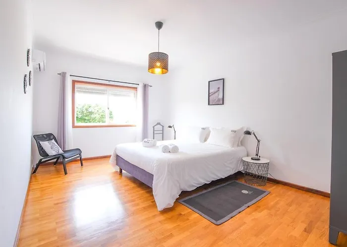 Private Gardened House - 5min From The