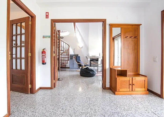 Private Gardened House - 5min From The